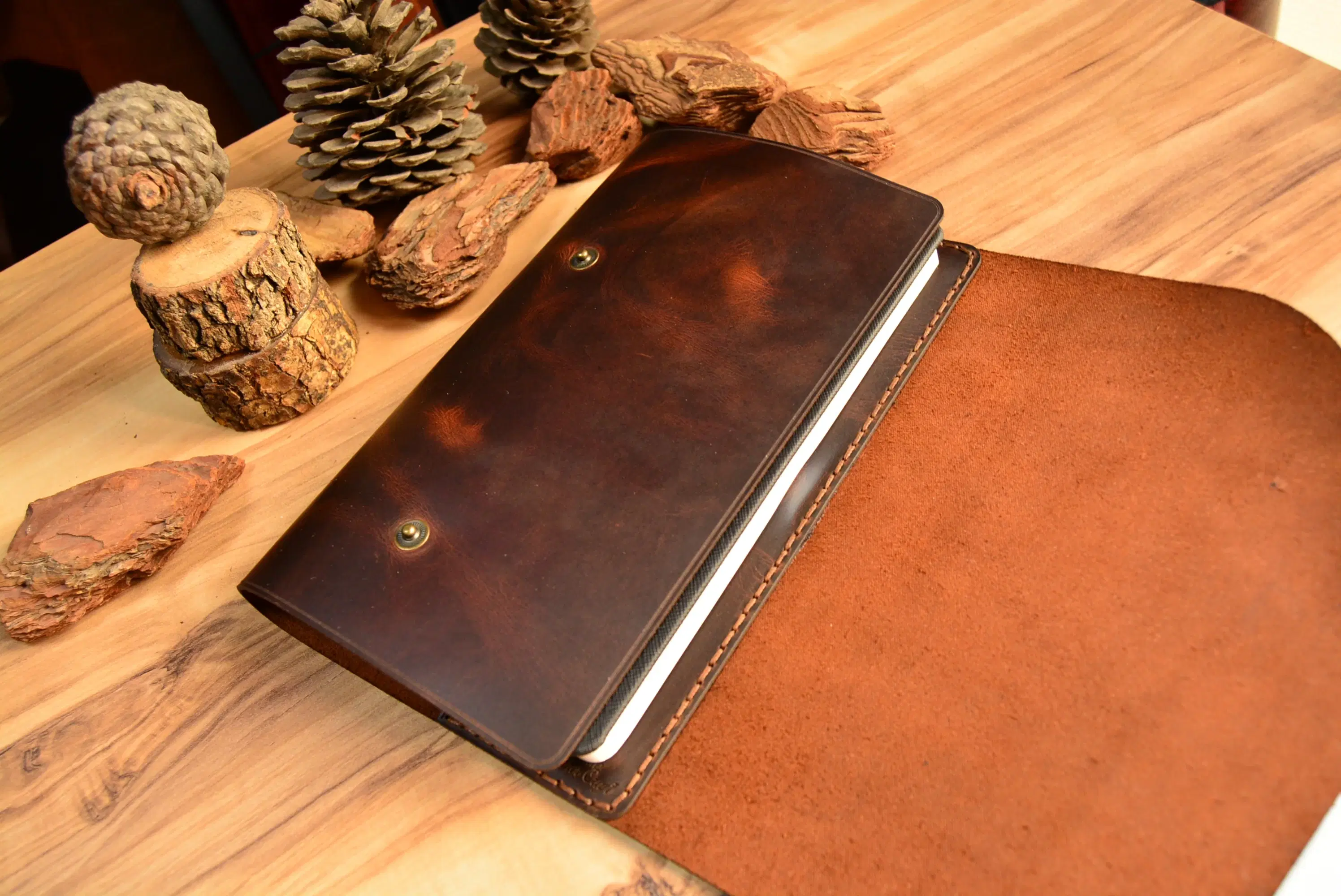 Hakiki Deri El Yapımı Ajanda Kılıfı V-4 – Çift Çıtçıt Kapaklı, 160 Sayfa Tarihsiz Defter (16x22 cm)