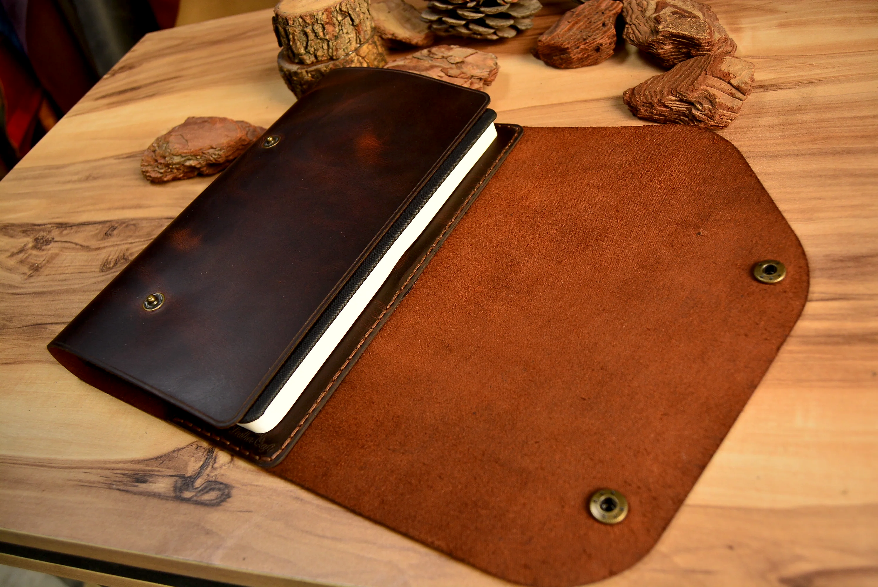 Hakiki Deri El Yapımı Ajanda Kılıfı V-4 – Çift Çıtçıt Kapaklı, 160 Sayfa Tarihsiz Defter (16x22 cm)