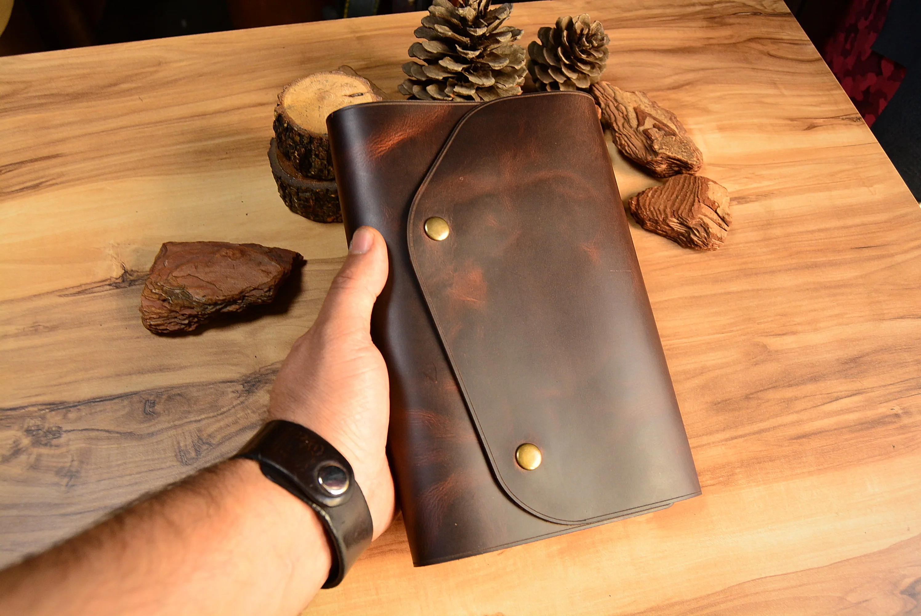 Hakiki Deri El Yapımı Ajanda Kılıfı V-4 – Çift Çıtçıt Kapaklı, 160 Sayfa Tarihsiz Defter (16x22 cm)