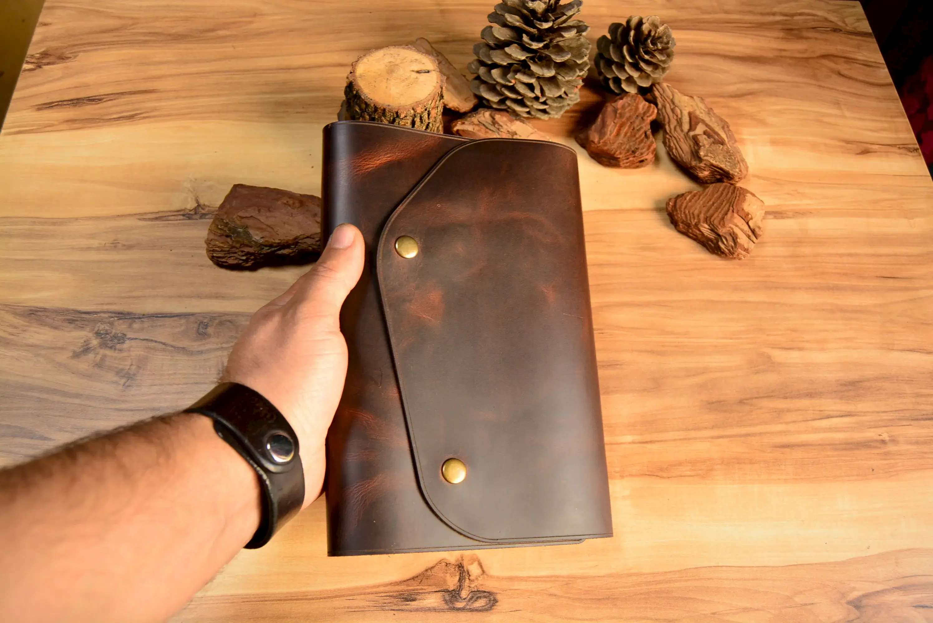 Hakiki Deri El Yapımı Ajanda Kılıfı V-4 – Çift Çıtçıt Kapaklı, 160 Sayfa Tarihsiz Defter (16x22 cm)