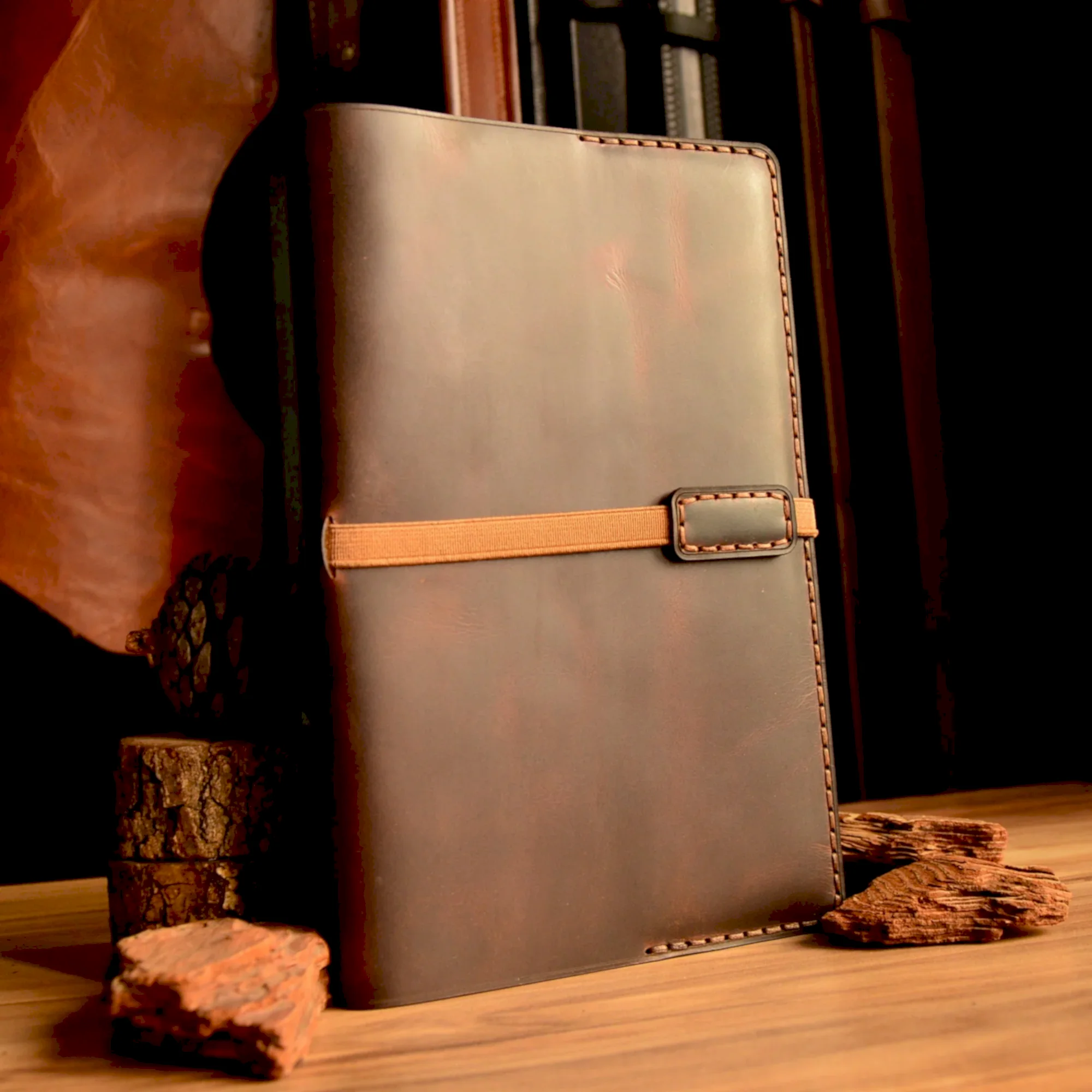 hakiki deri el yapimi hakiki deri ajanda kılıfı v-6 – lastikli kapamalı, 160 sayfa tarihsiz defter (16x22 cm)