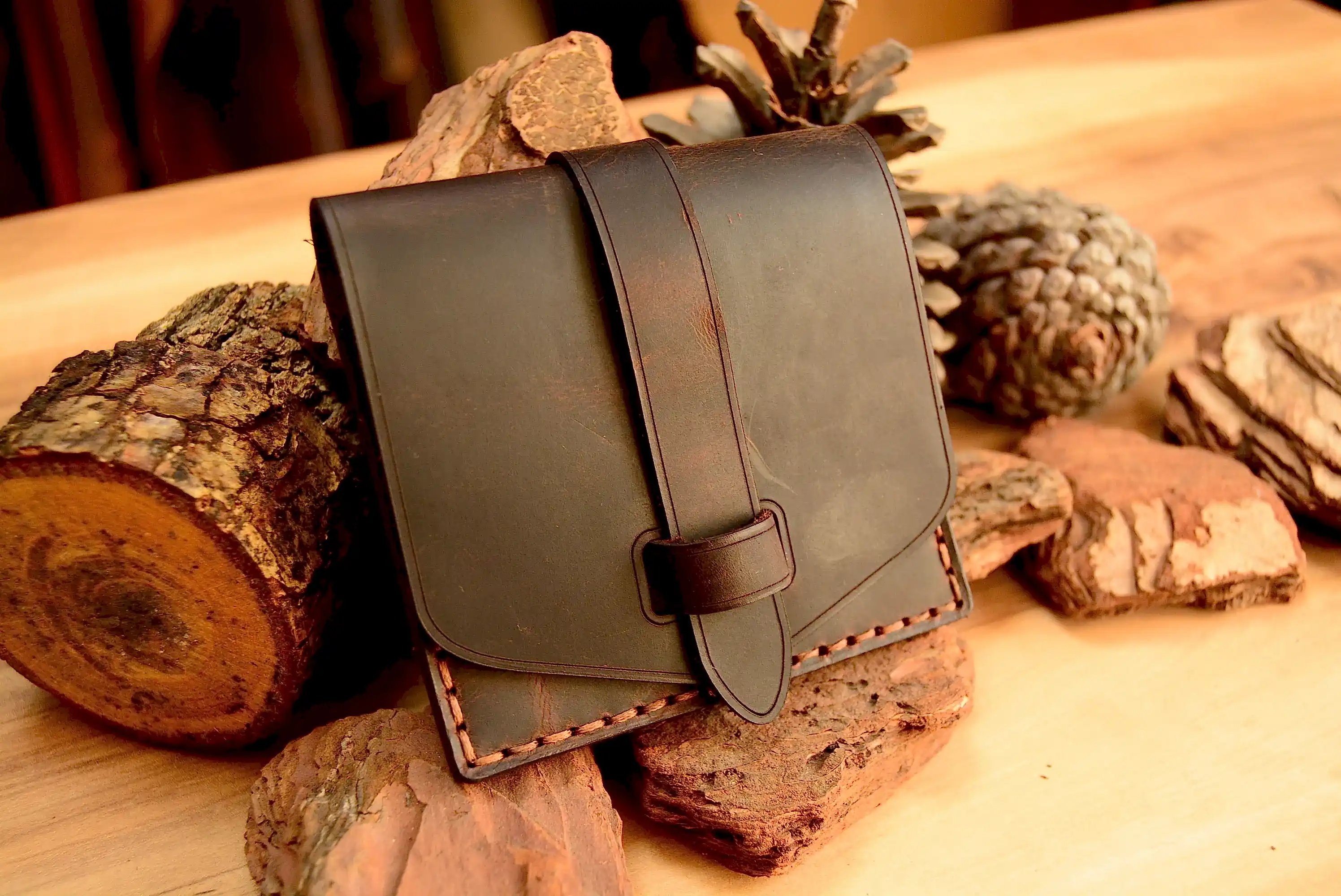 Demeter Kartlık Kapaklı Kemerli Tasarım Hakiki Deri El Yapımı