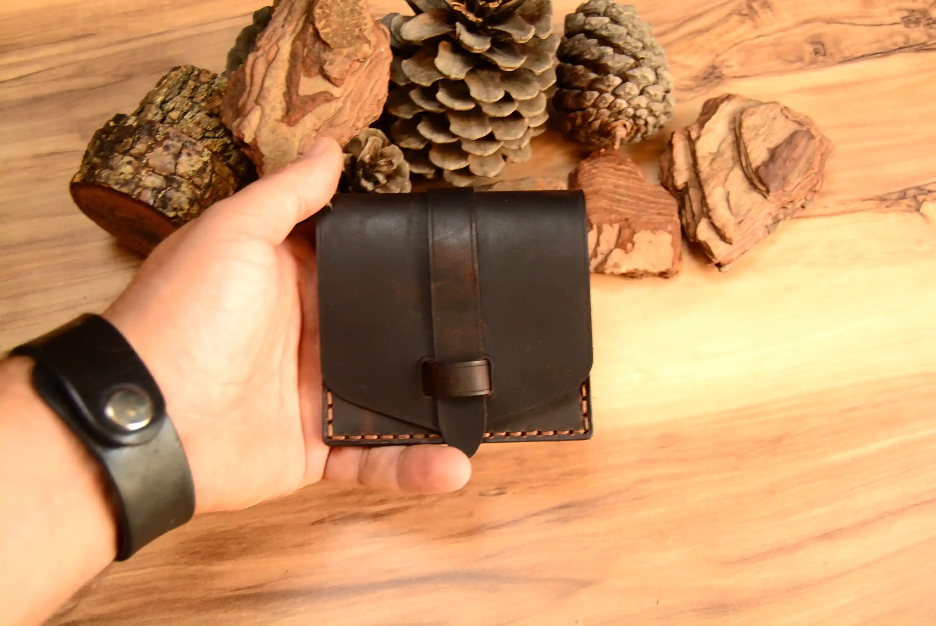 Demeter Kartlık Kapaklı Kemerli Tasarım Hakiki Deri El Yapımı