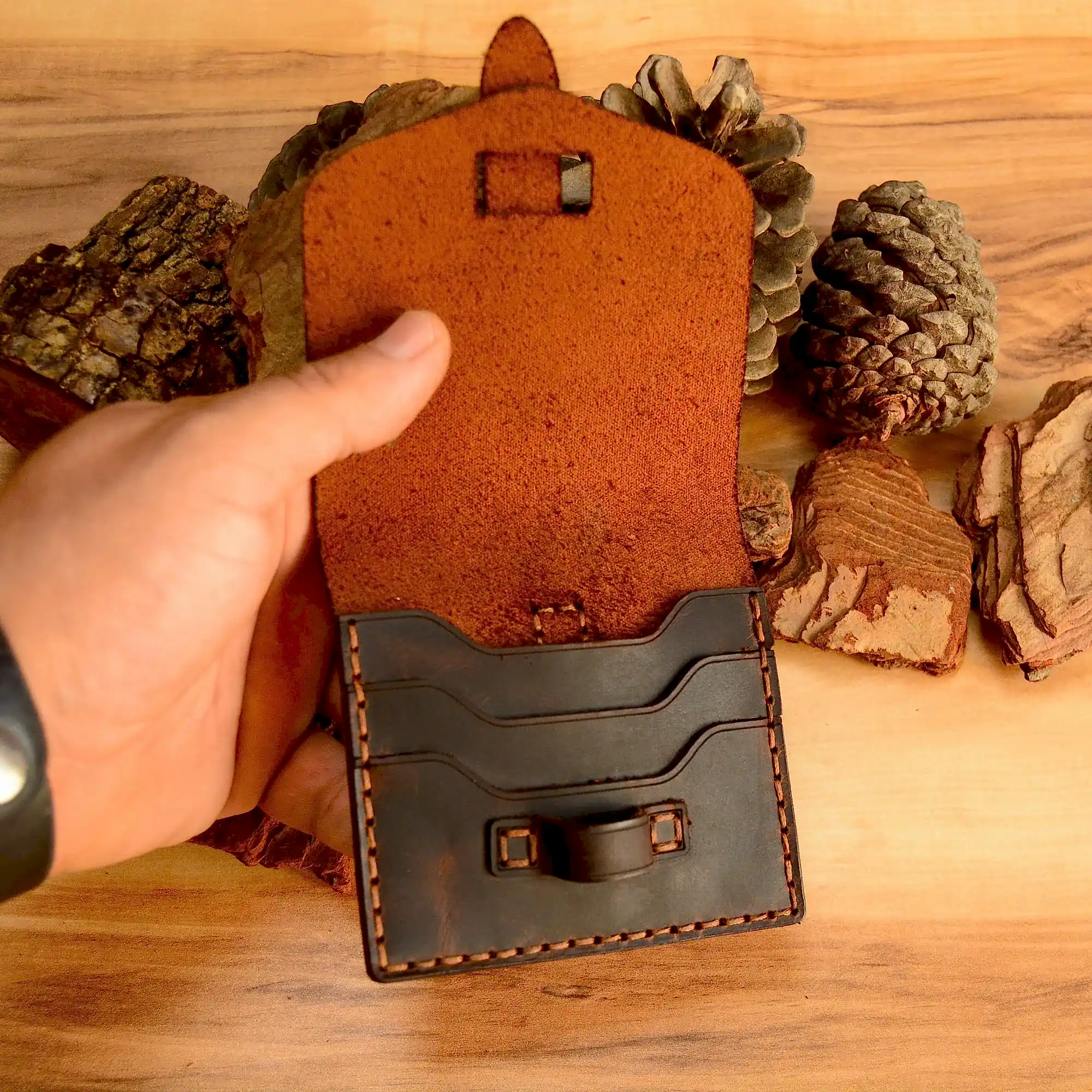 Demeter Kartlık Kapaklı Kemerli Tasarım Hakiki Deri El Yapımı