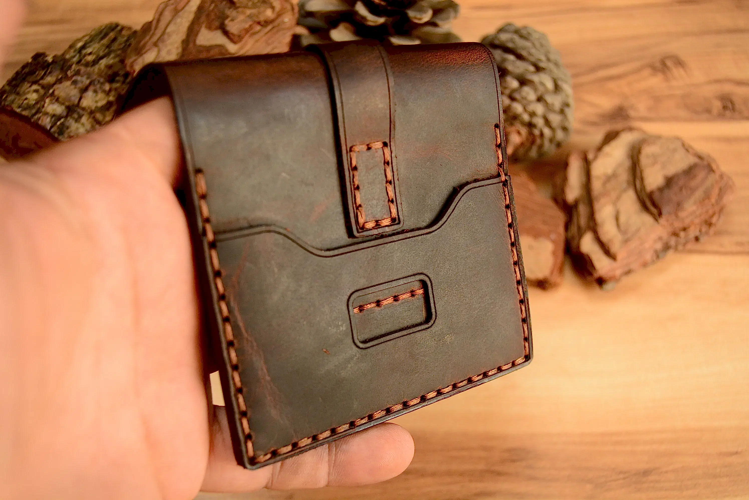 Demeter Kartlık Kapaklı Kemerli Tasarım Hakiki Deri El Yapımı