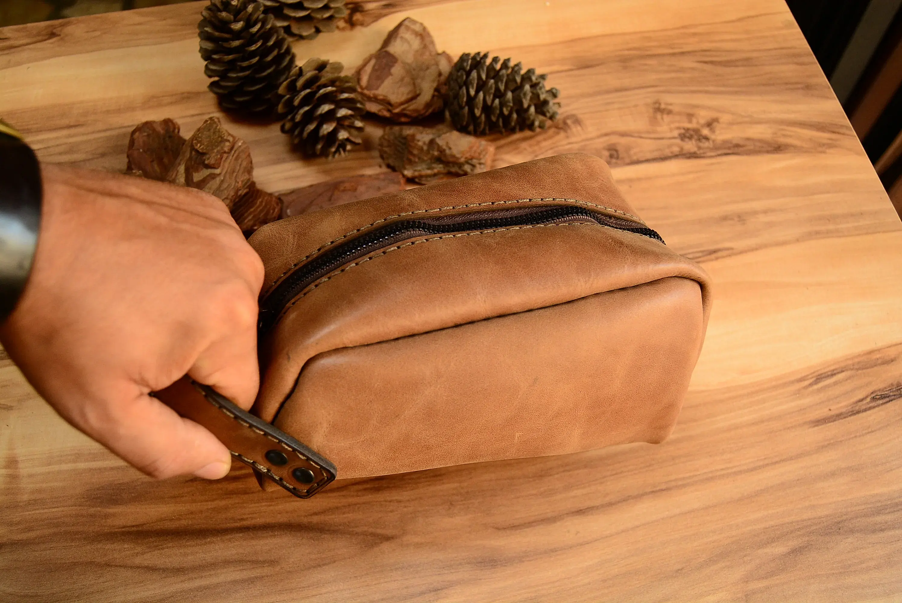 Dopp Kit V-4 Çanta Kompakt Tasarım Hakiki Deri El Yapımı