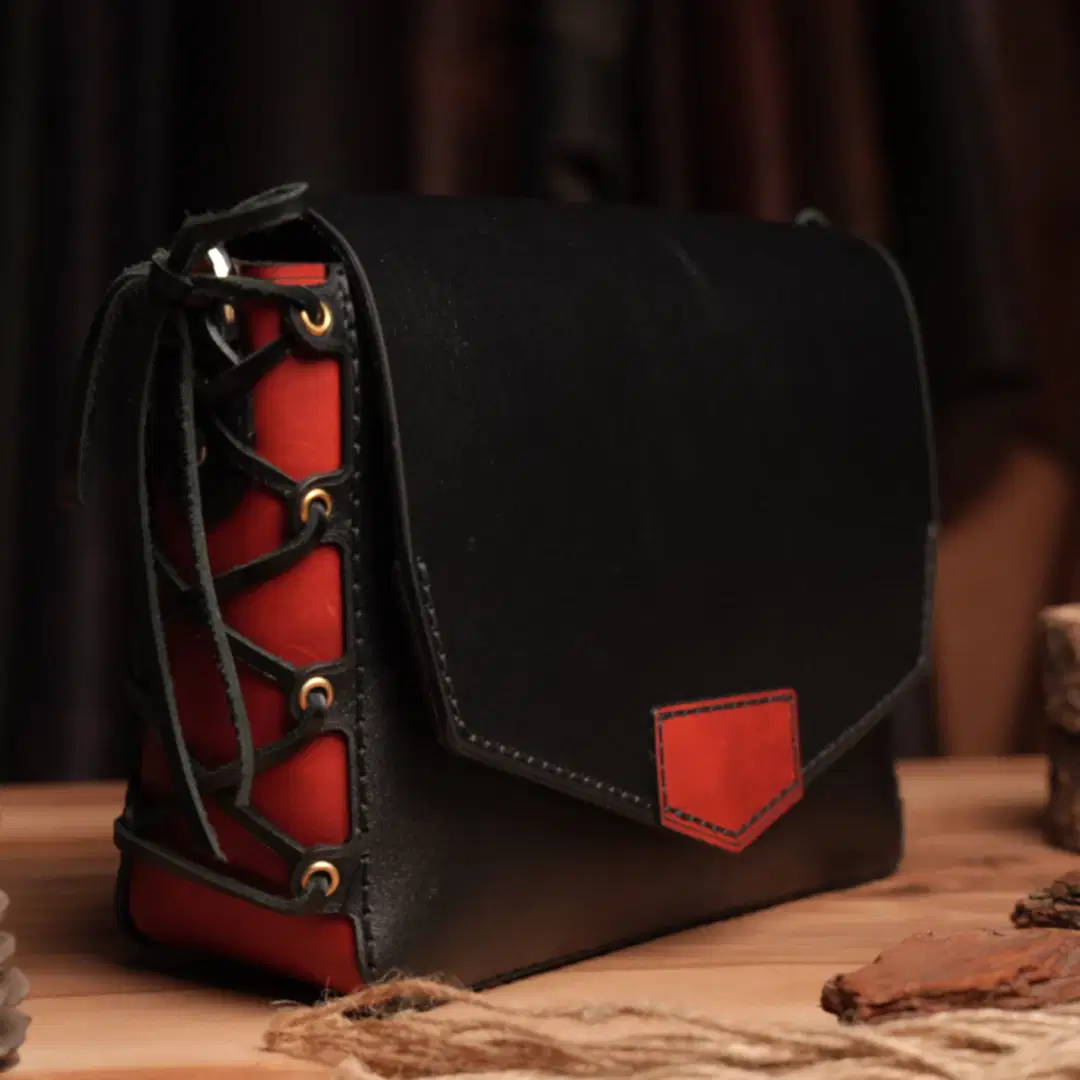 Boleyn Çanta Korse Tasarım Siyah/Kırmızı Hakiki Deri El Yapımı
