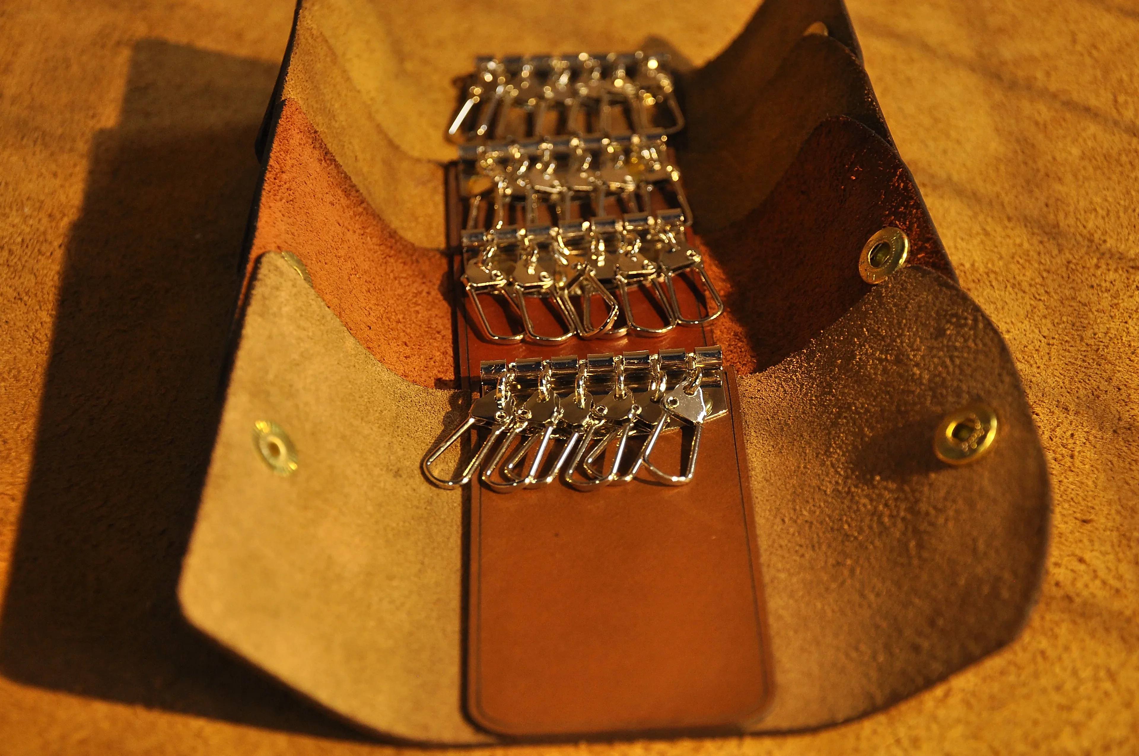 hakiki deri el yapimi deri anahtar organizer – 6’lı kancalı, kapaklı çıtçıtlı şık anahtarlık kılıfı