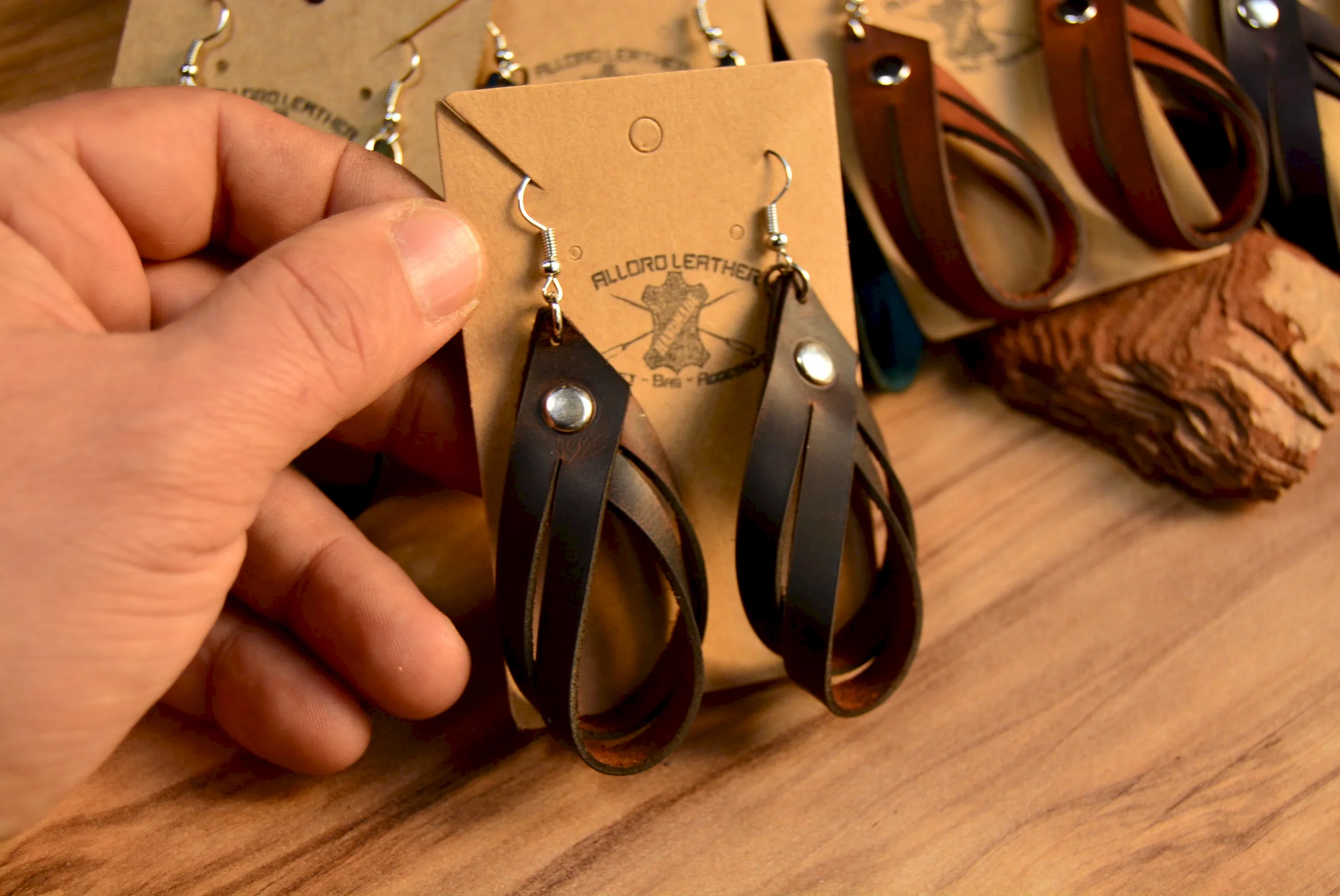 Deri Küpe V-2 El Yapımı Hakiki Deri Halka Form