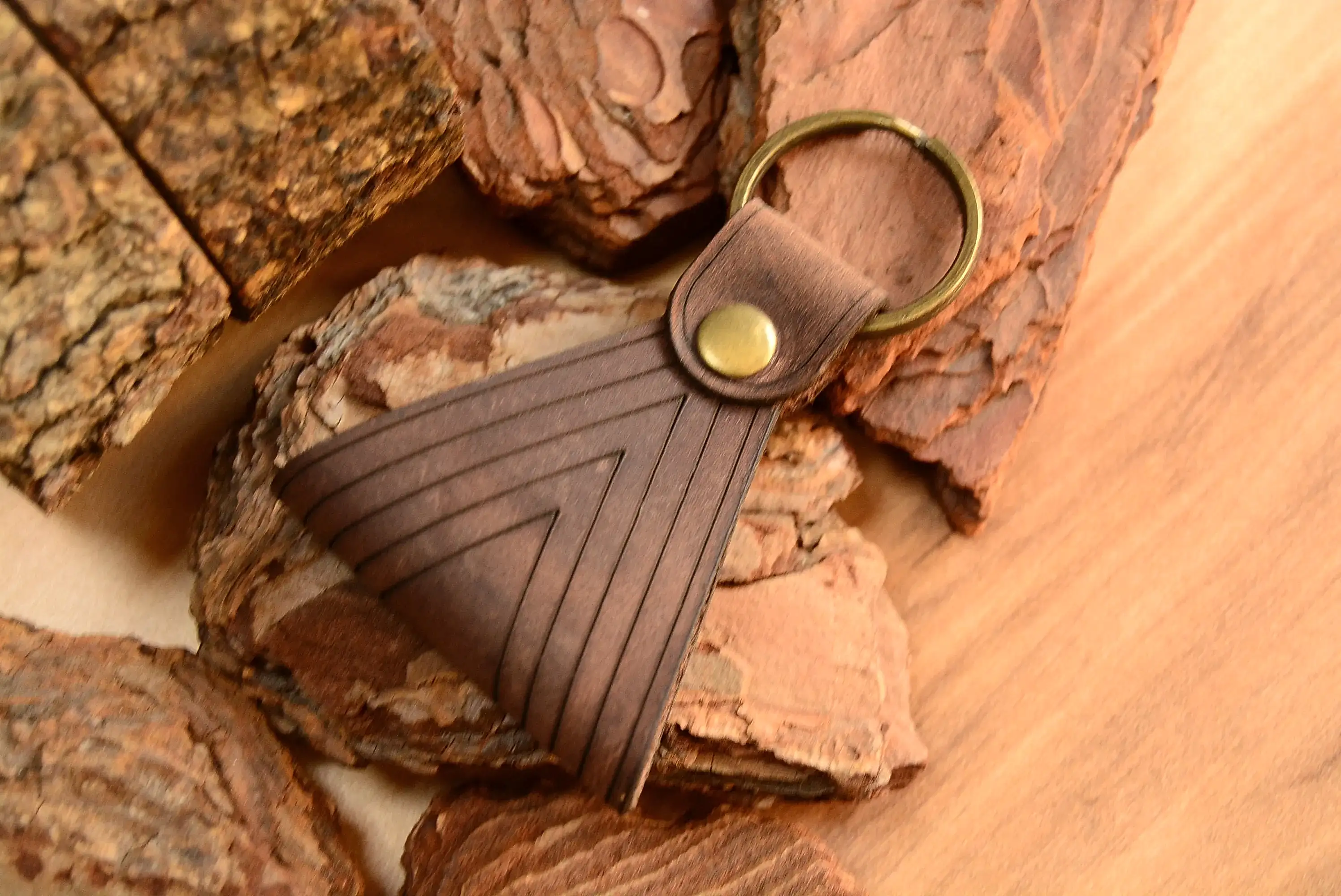 hakiki deri el yapimi prisma deri anahtarlık