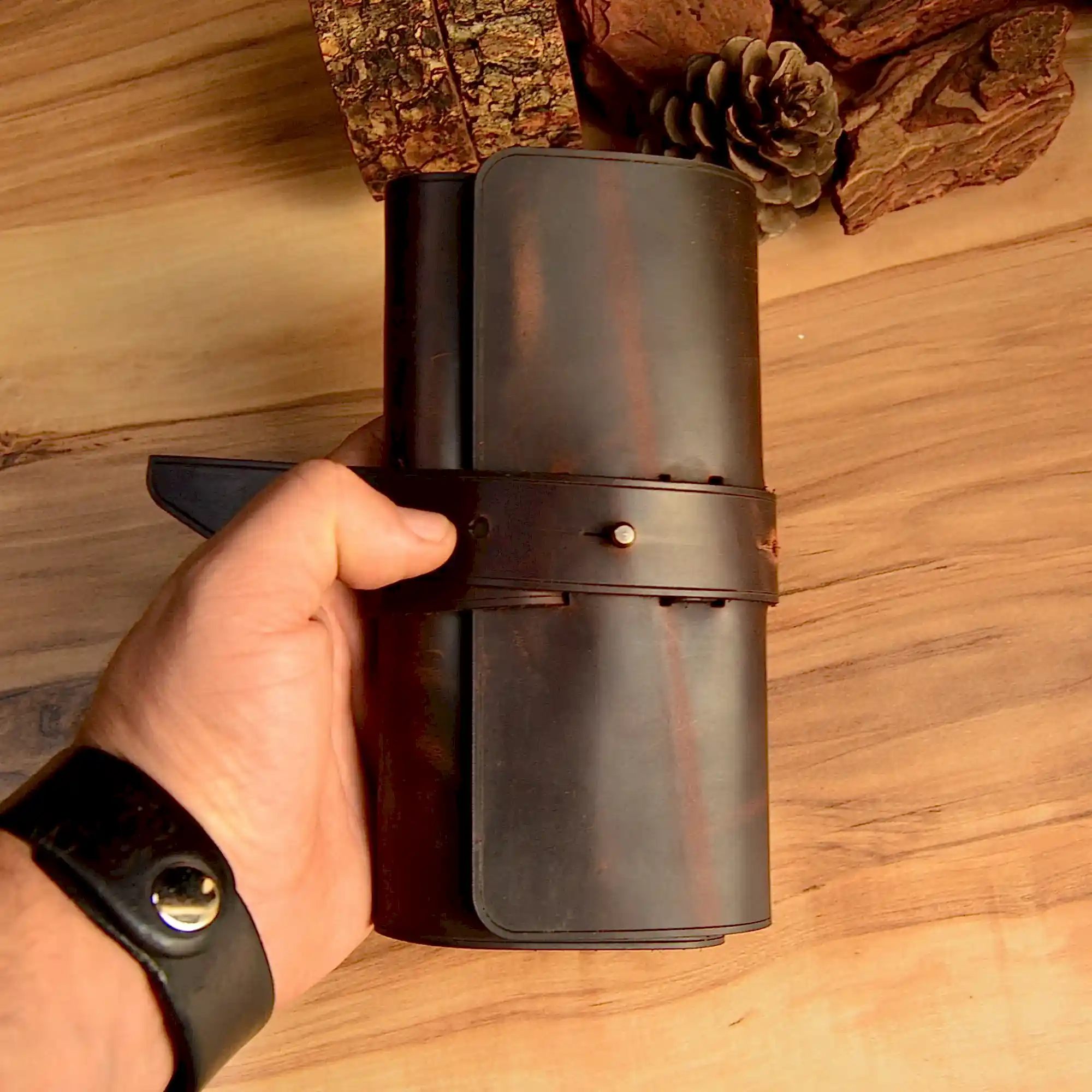 hakiki deri el yapimi hakiki deri rulo kalemlik – 7’li kalem bölmeli, çıtçıt kapaklı eşya gözlü