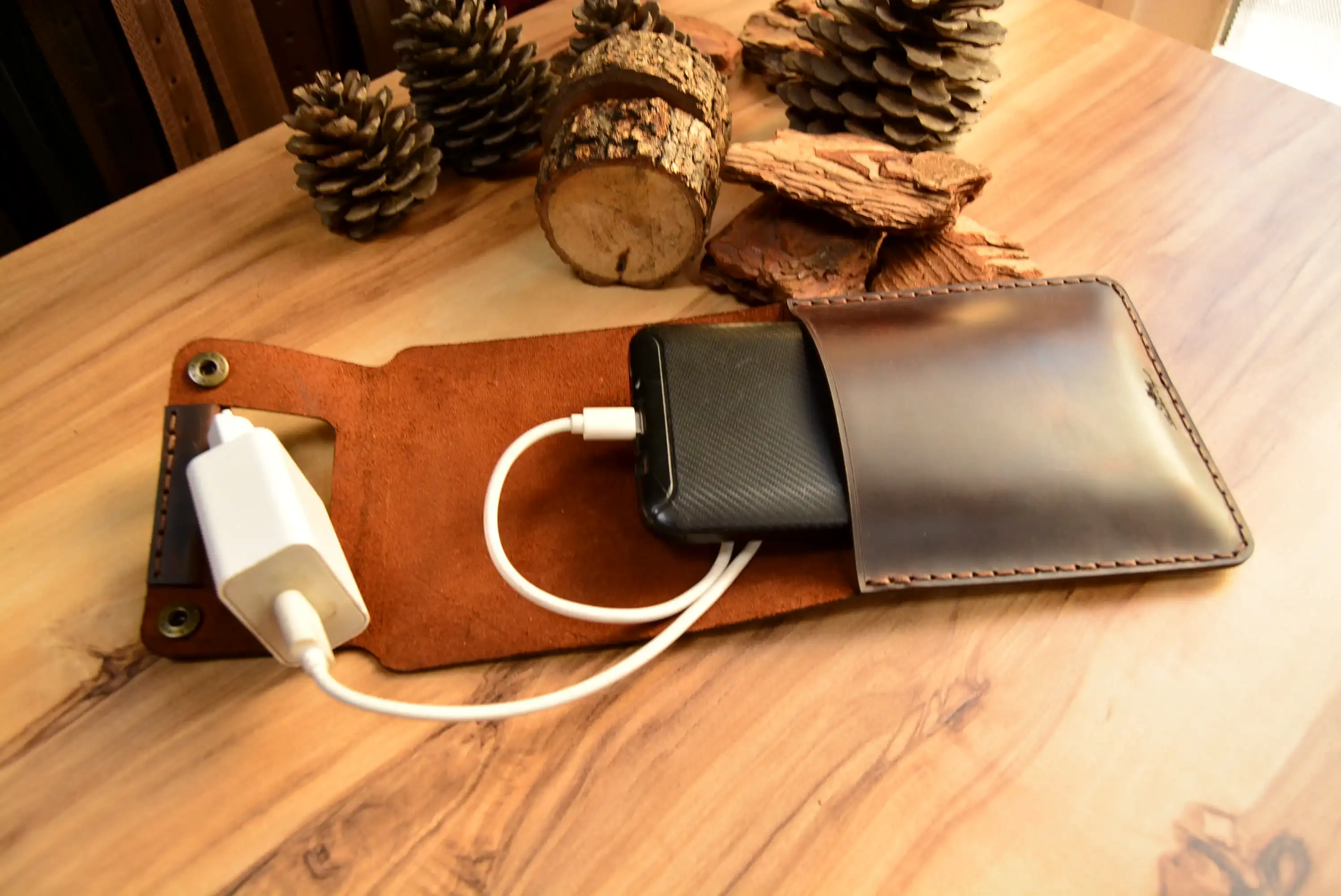 Deri Şarj Aleti Kılıfı Hakiki Deri El Yapımı Askılı