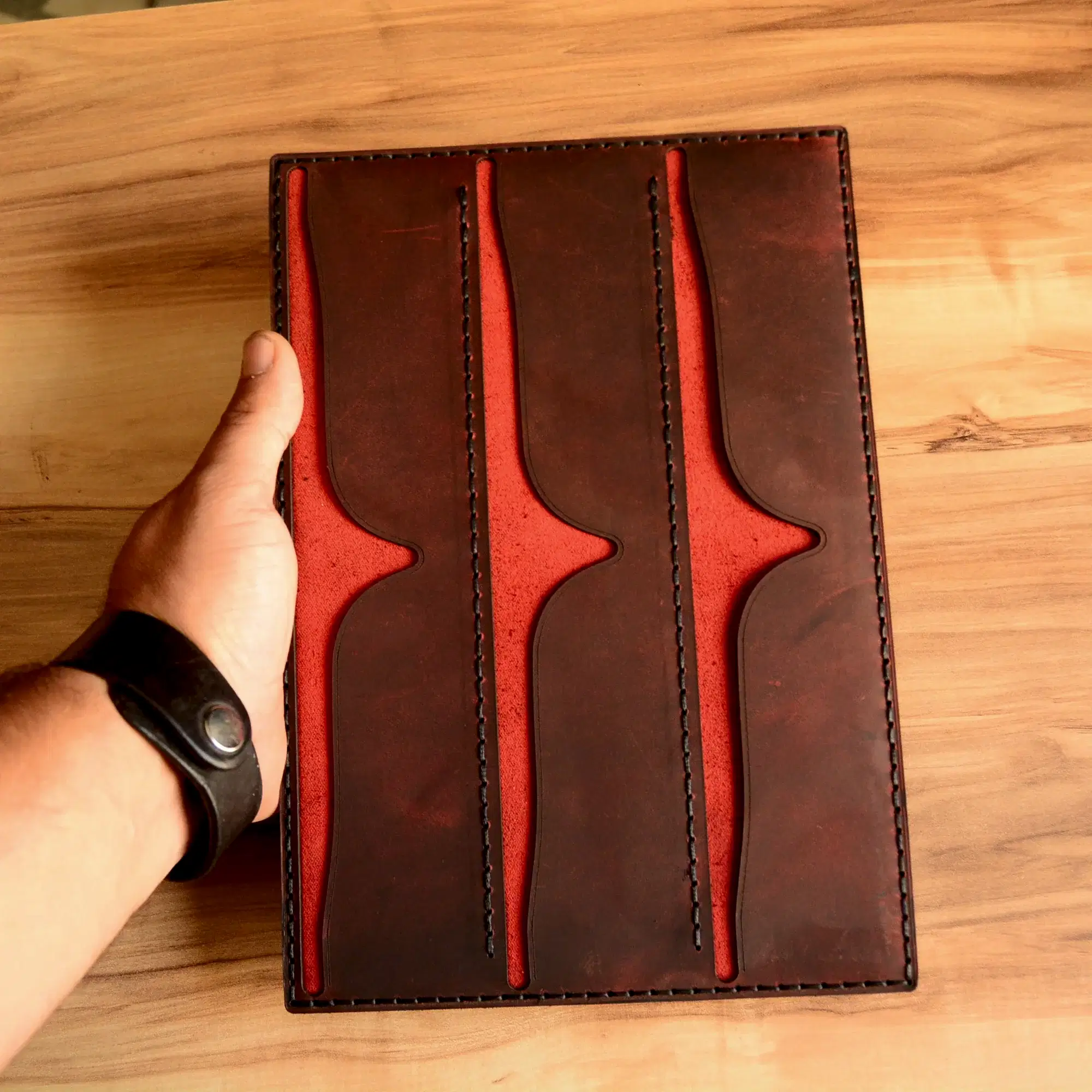 hakiki deri el yapimi deri tarak taşıyıcı – çift taraflı 6 bölmeli profesyonel kuaför tarak organizeri